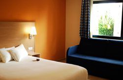 se admiten mascotas perros en Travelodge Torrelaguna Madrid Madrid 4