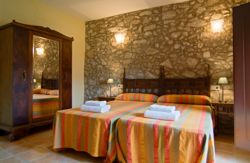 se admiten mascotas perros en Can Llobet Capmany Gerona 4