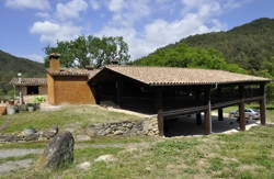 casas rurales en Cataluña con perros Masía Can Planes vacaciones con mascota en Vall de Bianya casa rural que admiten mascotas viajar a Catalunya con perro Semana Santa